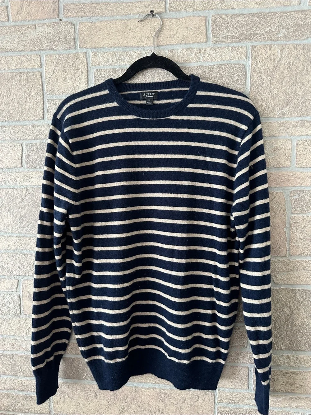 Men’s jcrew 100% Cashmere crewneck sweater in stripe Navy Blue Cream size M